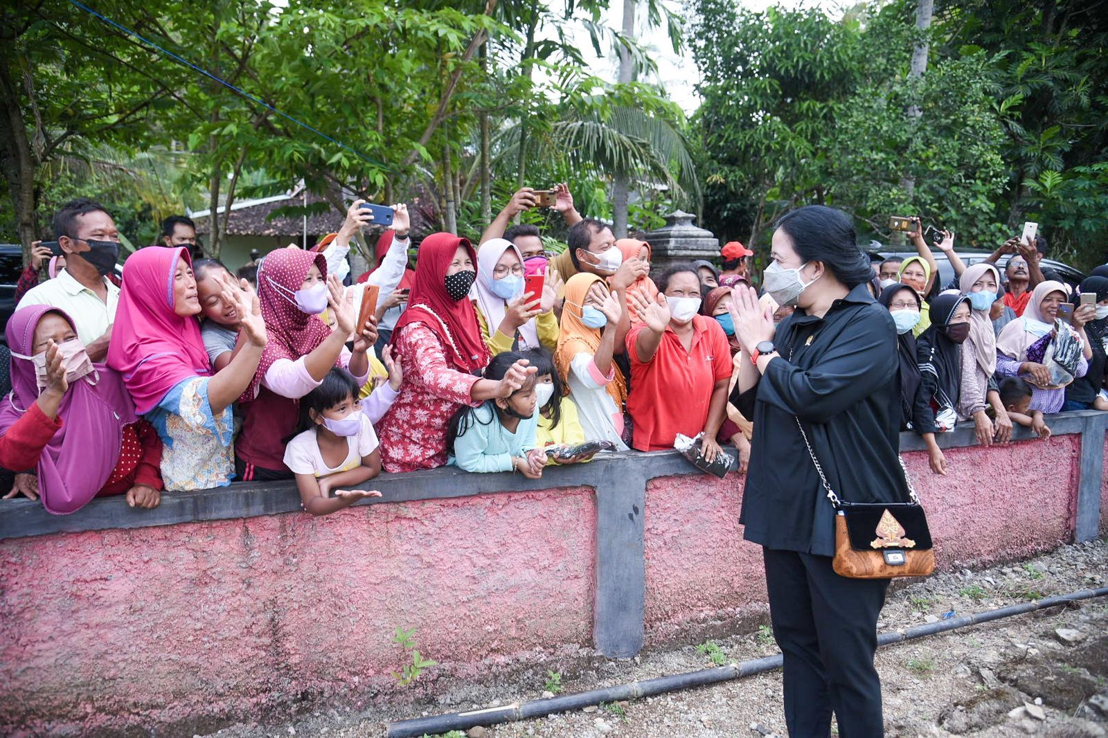 Masyarakat Desa Gendayakan, Kecamatan Paranggupito, Kabupaten Wonogiri menyambut kedatangan Ketua DPR RI Puan Maharani./DPR RI