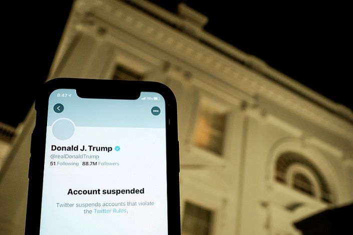 Ilustrasi foto menunjukkan akun Twitter Presiden AS Donald Trump yang ditangguhkan pada smartphone dan jendela yang menyala di kediaman Gedung Putih di Washington, AS, 8 Januari 2021.
