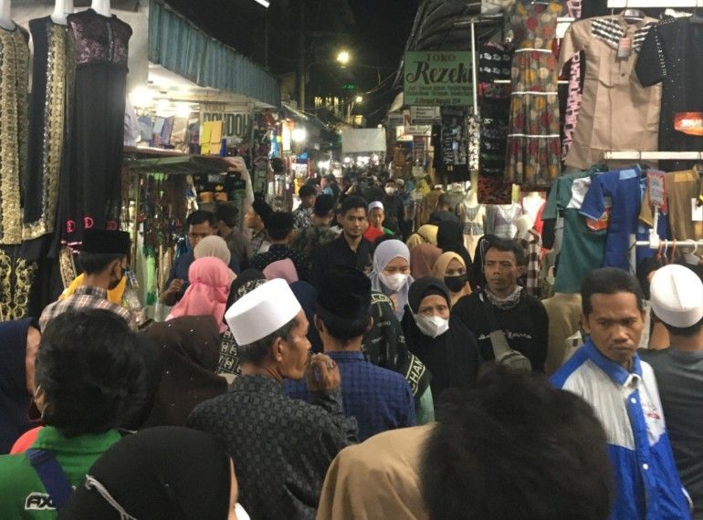 Malam-Malam Terakhir Ramadhan Makam Sunan Ampel Dipenuhi Pengunjung
