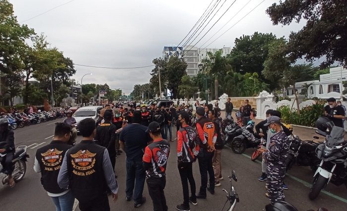 Para bikers dari sejumlah kota berkumpul di Balai Kota Cirebon untuk membagikan takjil dan menu buka puasa di Bulan Ramadhan.* 