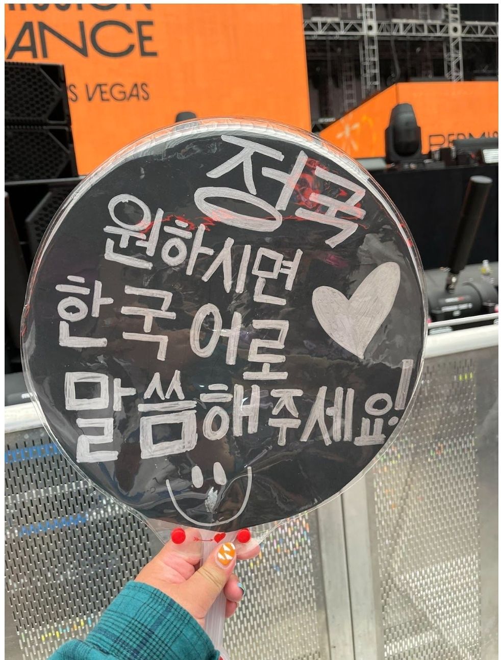 Pesan manis ARMY untuk Jungkook BTS di Konser BTS Permission to Dance on Stage Las Vegas yang mengatakan bahwa sang idola boleh menggunakan bahasa Korea jika ingin./Twitter/@jinskindangels