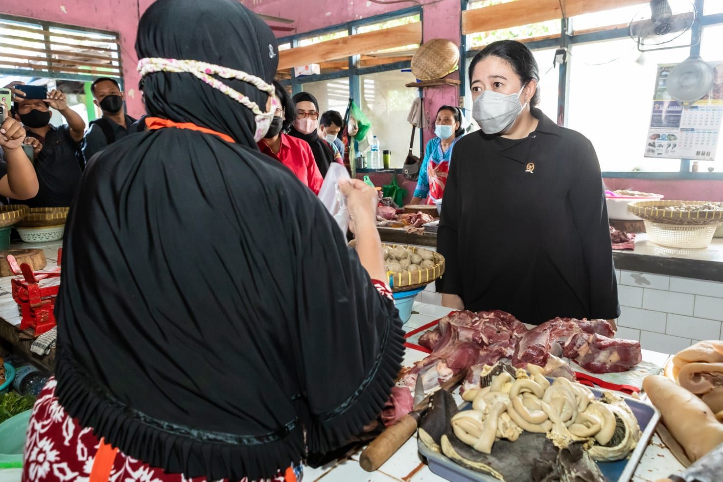 Tinjau kondisi pasar dan harga bahan pokok jelang Hari Raya Idul Fitri, Ketua DPR RI Dr.(H.C) Puan Maharani kunjungi Pasar Jungke, Karanganyar, Jawa Tengah.