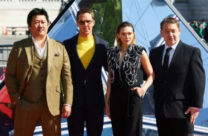Benedict Wong (paling kiri), Benedict Cumberbatch, Elizabeth Olsen dan sutradara Sam Raimi tiba di "Doctor Strange's Fan Event" sebelum penayangan perdana "Doctor Strange in the Multiverse of Madness" di London, Inggris, 26 April 2022.//ANTARA