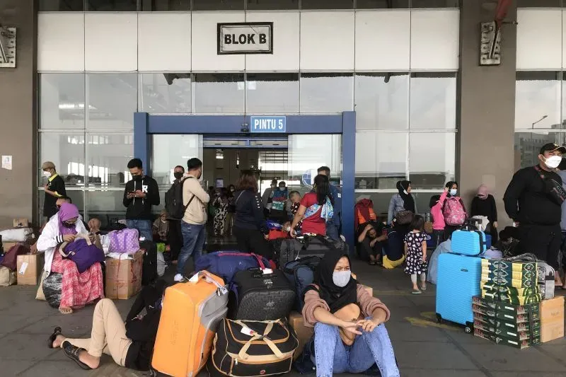Penumpang sedang menunggu kedatangan bus di Terminal Terpadu Pulo Gebang, Jakarta Timur, Rabu (27/4/2022). ANTARA/Kuntum Riswan.