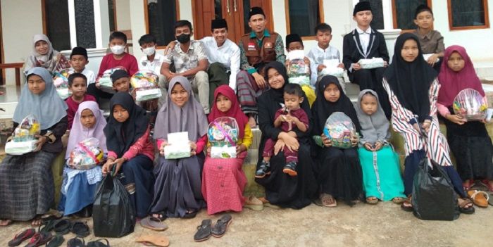 Penyerahan santunan untuk anak-anak yatim di Pondok Pesantren Darul Muawanah Kabupaten Ciamis.*