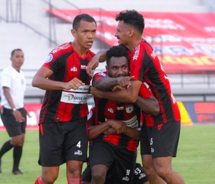Pesepak bola muda tim Persipura jebolan PON Papua Ricky Cawor ketika cetak gol Petdanya di kompetisi elit Indonesia ( Liga 1 ) 2021 - 2022