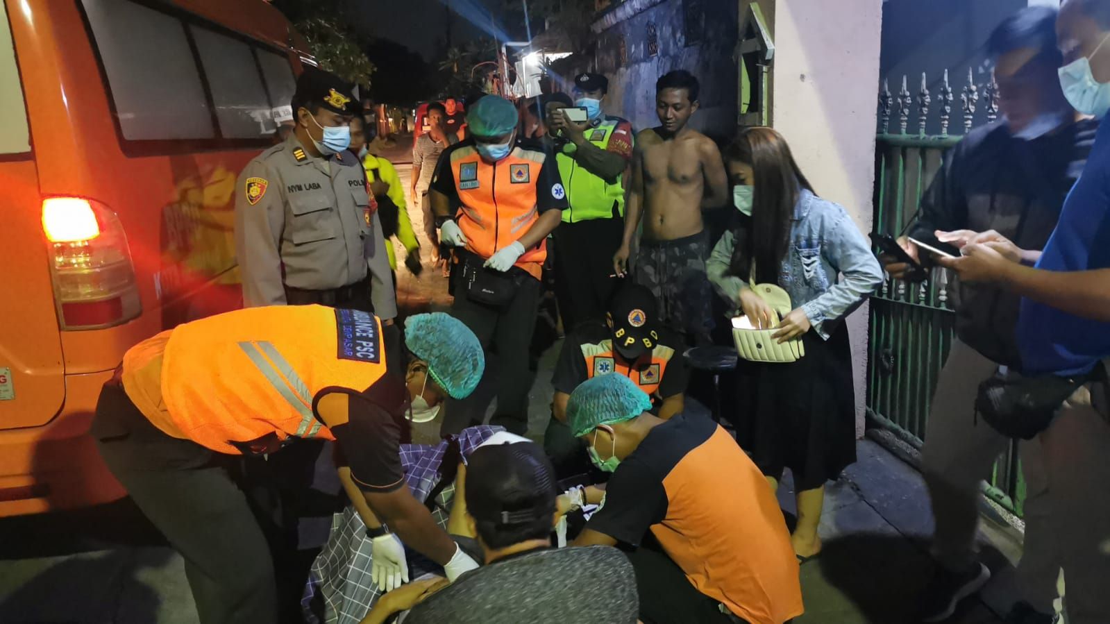 4 wisatawan yaitu 3 orang asal Surabaya dan 1 orang asal Denpasar terjebak ombak pasang di Pantai Gunung Payung pada Rabu, 27 April 2022.
