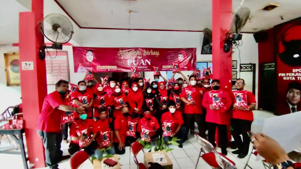 Dewi Aryani bagikan parcel dan beras untuk DPC PDIP Kota Tegal