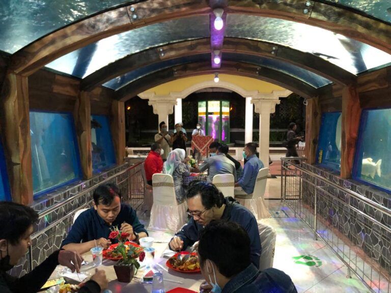 Sensasi makan malam dikelilingi aquarium raksasa di Purbasari Pancuran Mas Purbalingga