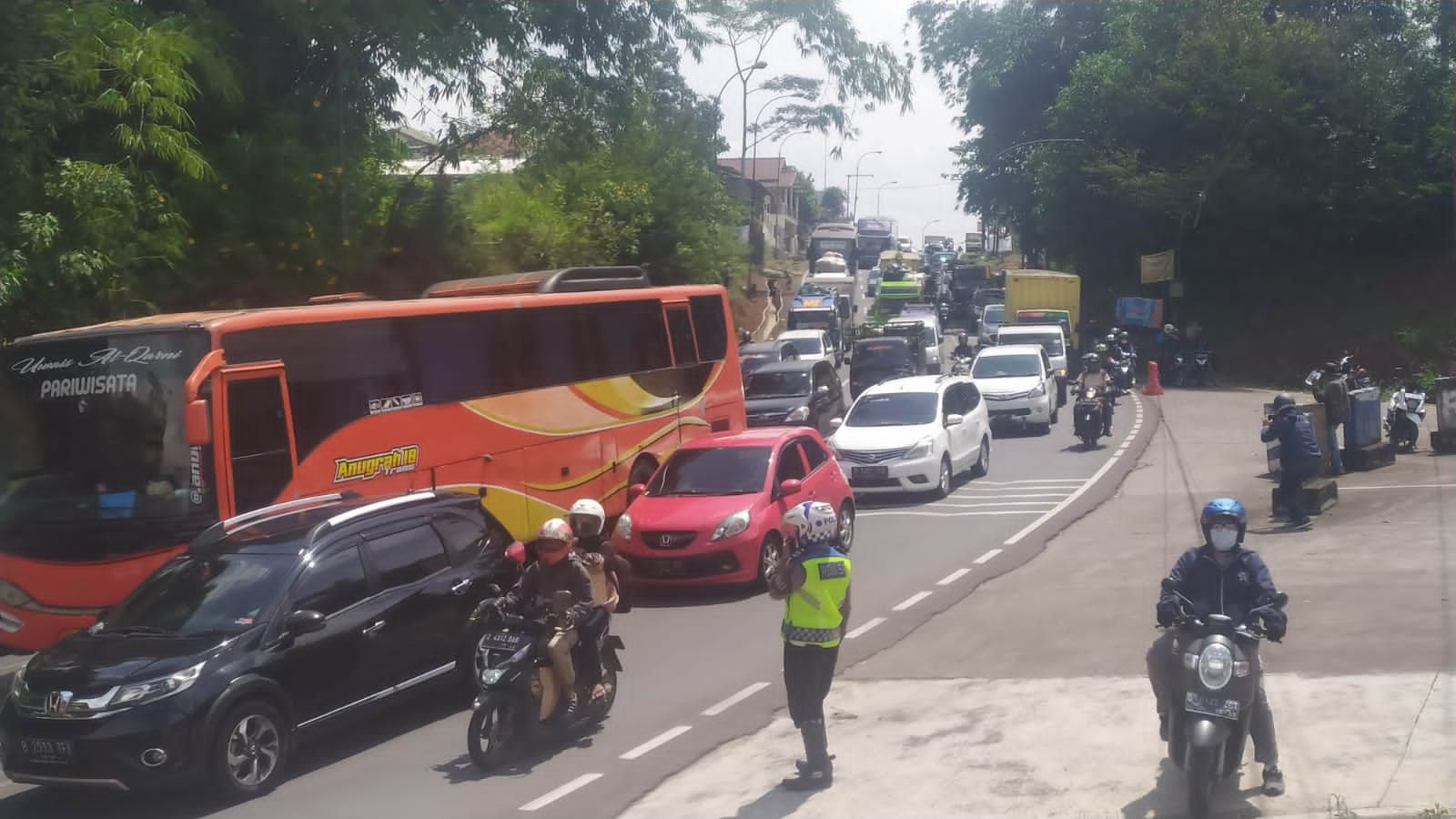 H-4 Lebaran Idul Fitri, Jalur mudik wilayah Nagreg Kabupaten Bandung mengalami kemacetan, Jumat 29 April 2022.