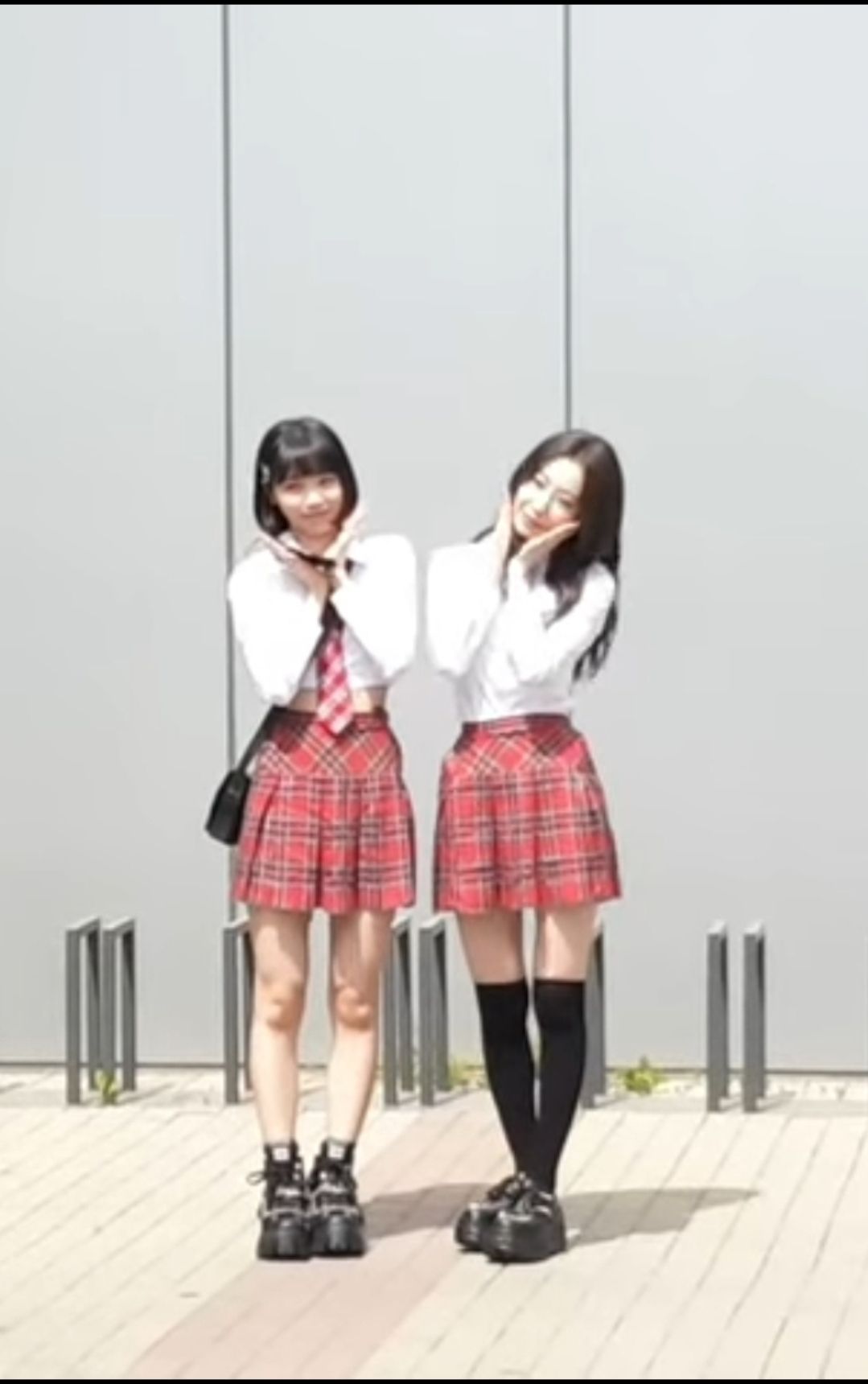 Chaewon dan Sakura LE SSERAFIM