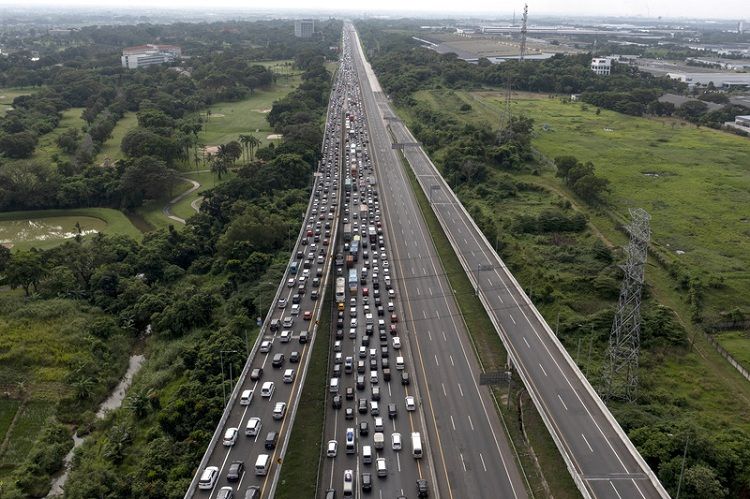 Sejumlah kendaraan memadati ruas jalan tol Jakarta-Cikampek kilometer 47 dan Jalan Layang Mohammed Bin Zayed (MBZ) di Karawang, Jawa Barat, Jumat, 29 April 2022.
