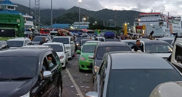 Antrean kendaraan di Pelabuhan Merak hari ini Sabtu, 30 April 2022.