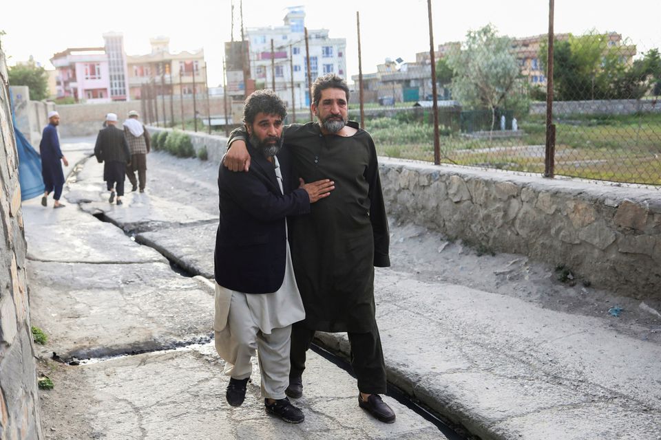 Pria Afghanistan melarikan diri di dekat lokasi ledakan di Masjid Khalifa Sahib di Kabul, Afghanistan 29 April 2022.