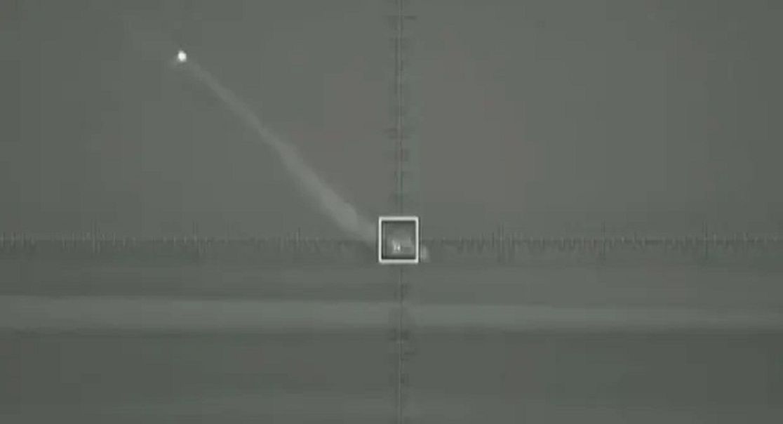 Sebuah rudal jelajah Kalibr melesat ke langit setelah diluncurkan dari kedalaman Laut Hitam./