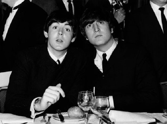 Paul McCartney dan John Lennon di tahun 1964.