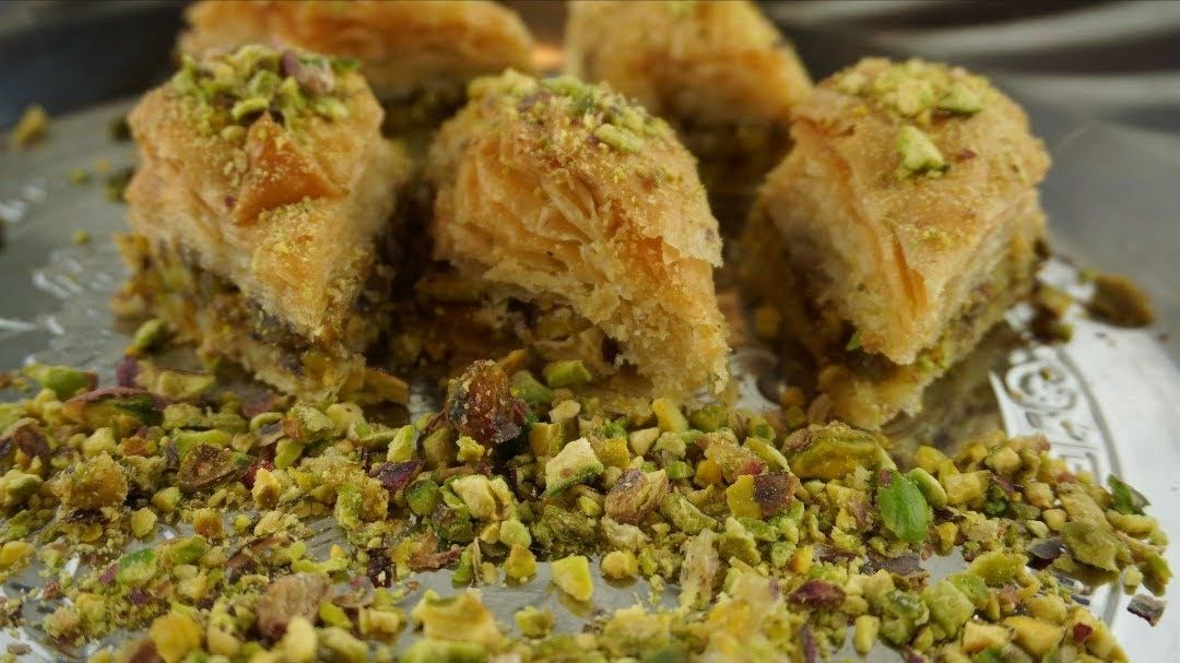 Baklava makanan khas Turki yang terkenal ini merupakan makanan manis yang sering disajikan saat Idul Fitri