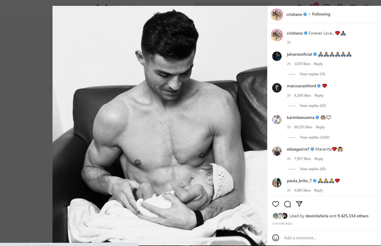 Potomgan Layar postingan Bintangn Manchester  United Cristiano Ronaldo Saat mengendong Bayinya melalui Instagram