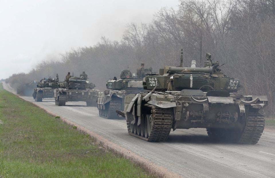Tank pasukan pro-Rusia berkendara di sepanjang jalan selama konflik Ukraina-Rusia di dekat kota pelabuhan selatan Mariupol, Ukraina 17 April 2022. 