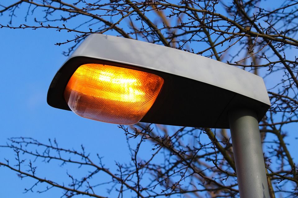 Ilustrasi lampu penerangan jalan umum.