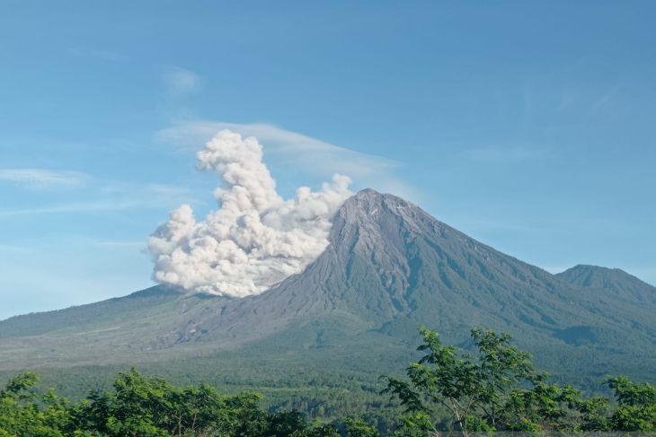 Gunung Semeru Luncurkan Awan Panas Sejauh 3 5 Km Jelang Idul Fitri 2022