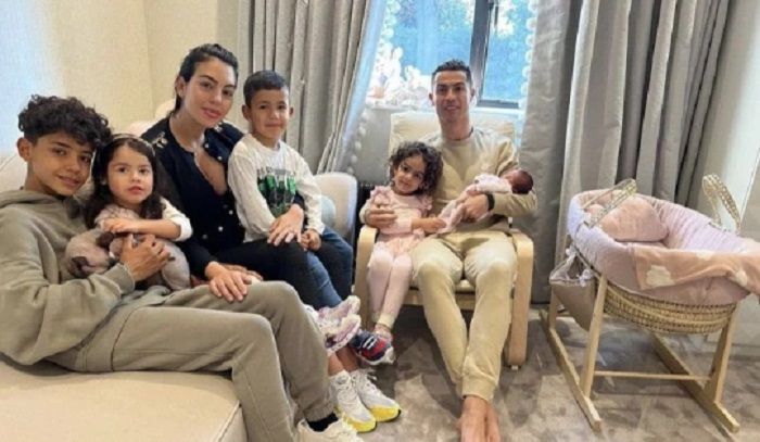 Cristiano Ronaldo menggendong bayi berfoto bersama seluruh anggota keluarganya.