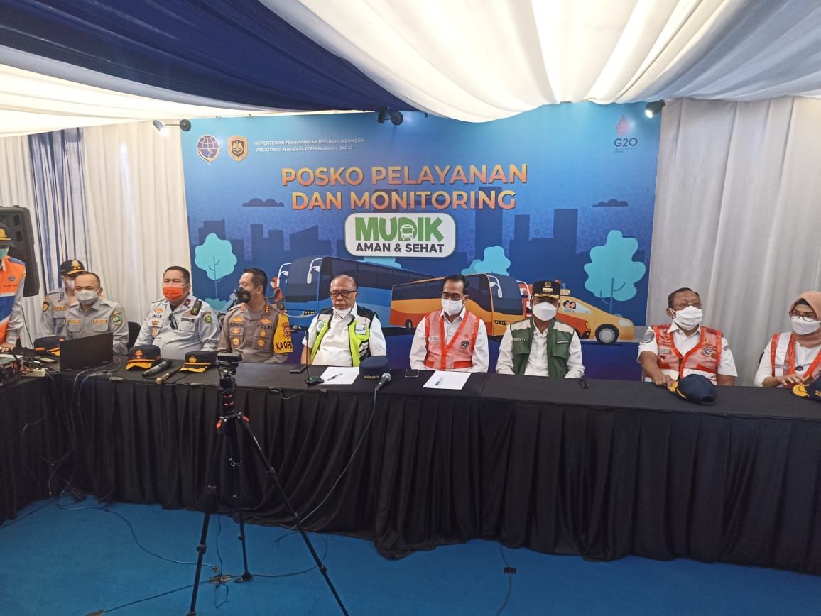 Menhub Budi Karya (kiri) di Pos Pelayanan Operasi Ketupat Lodaya 2022, Cikaledong, Nagreg, Kabupaten Bandung, Minggu 1 Mei 2022.