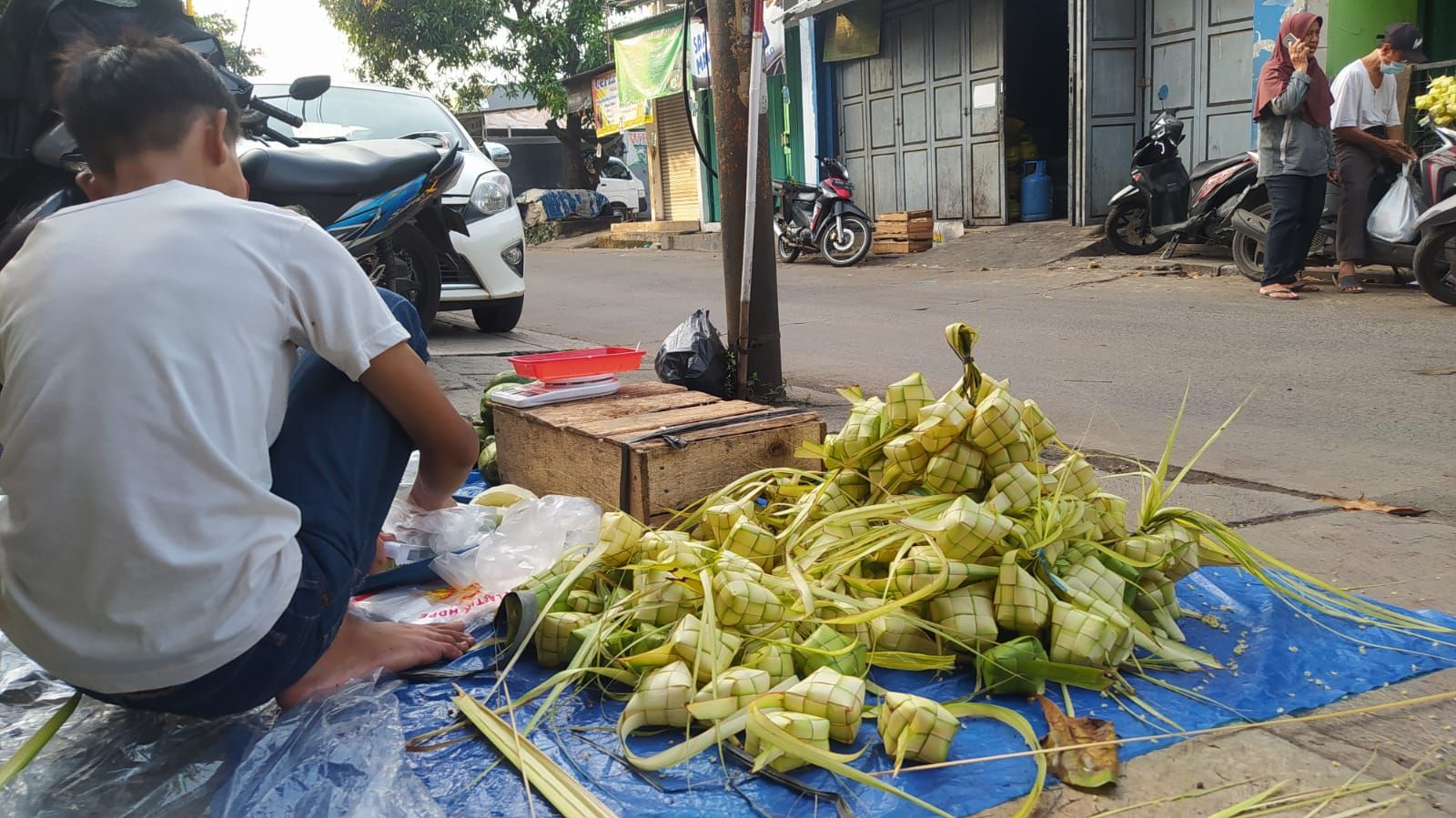 Pedagang musiman yang menjual ketupat untuk Hari Raya Idul Fitri sudah mulai ramai sejak Sabtu, 30 April 2022.