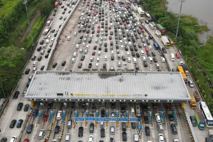 Foto udara sejumlah kendaraan antre melintasi Gerbang Tol Cikampek Utama, Kabupaten Purwakarta, Jawa Barat, Kamis (28/4/2022). Pada H-4 Lebaran 2022, ruas jalan tol Jakarta-Cikampek mengalami kepadatan volume kendaraan dan diperkirakan puncaknya pada H-3 Lebaran.