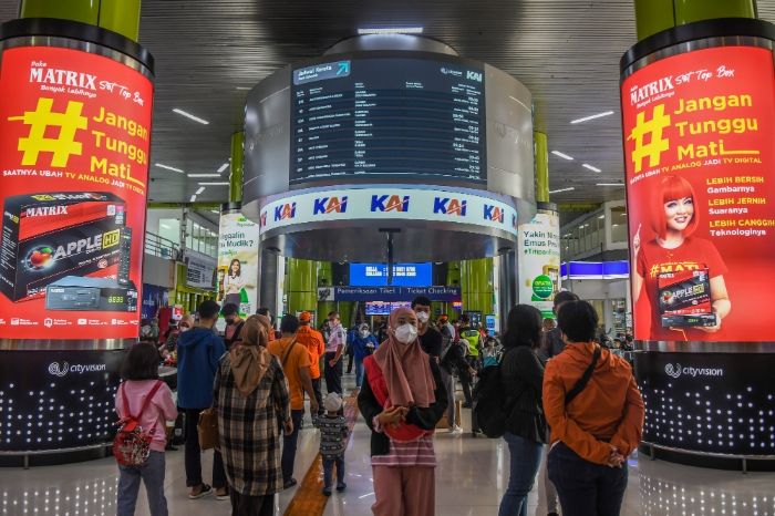 Penumpang Kereta Api Taksaka menunggu di Stasiun Gambir, Jakarta, Sabtu (30/4/2022). Atisipasi lonjakan penumpang pada puncak arus mudik hari ini, PT Kereta Api Indonesia (KAI) operasikan 28 KA di Stasiun Senen.