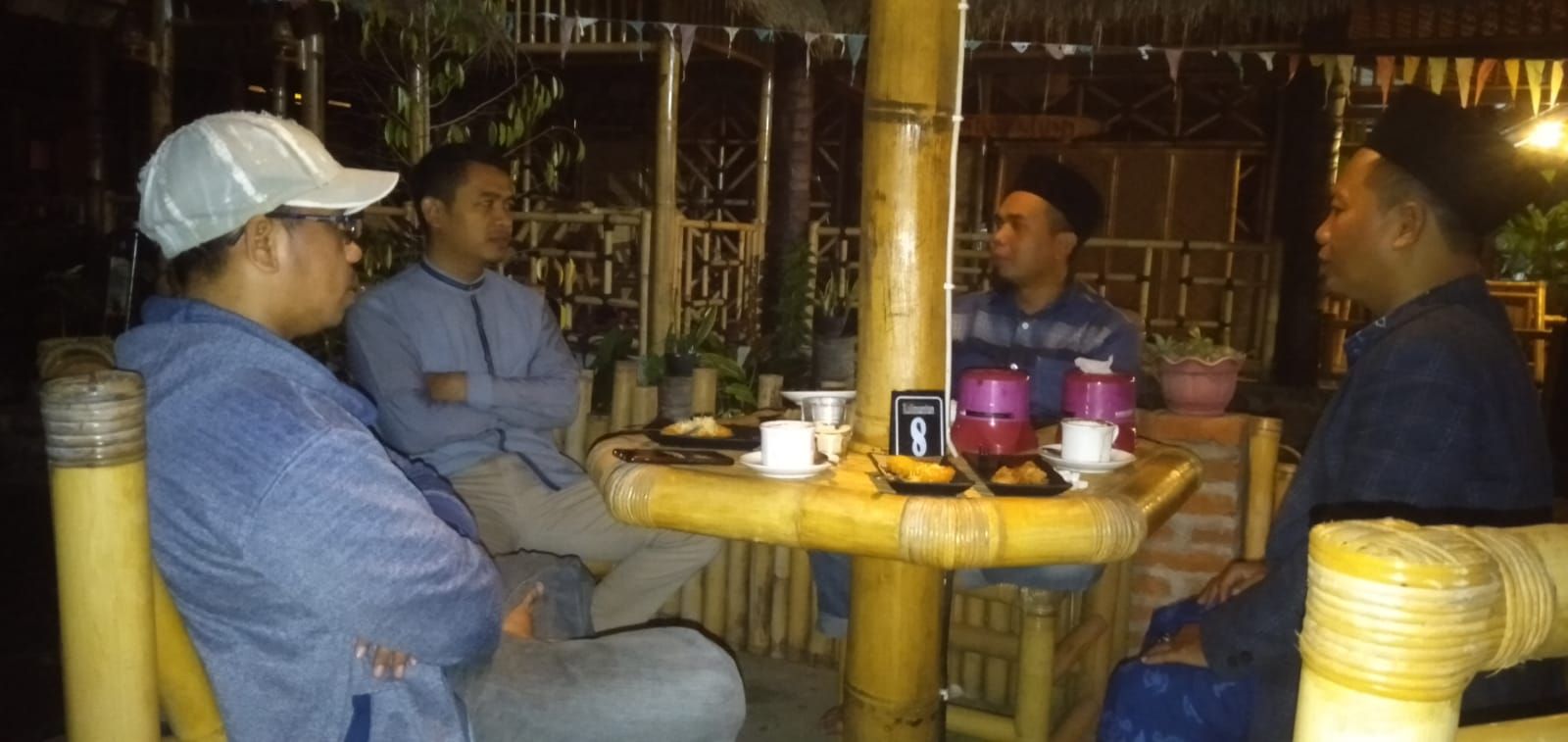 Rapat persiapan penyaluran santunan bersama pengurus dan pembina di Lesehan Bebalung Masbagik.