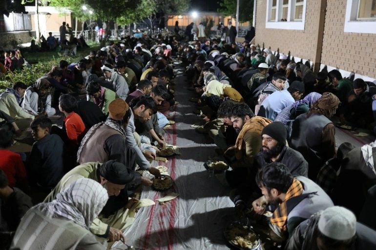 Warga Afghanistan sedang melakukan buka bersama di bulan Ramadhan.