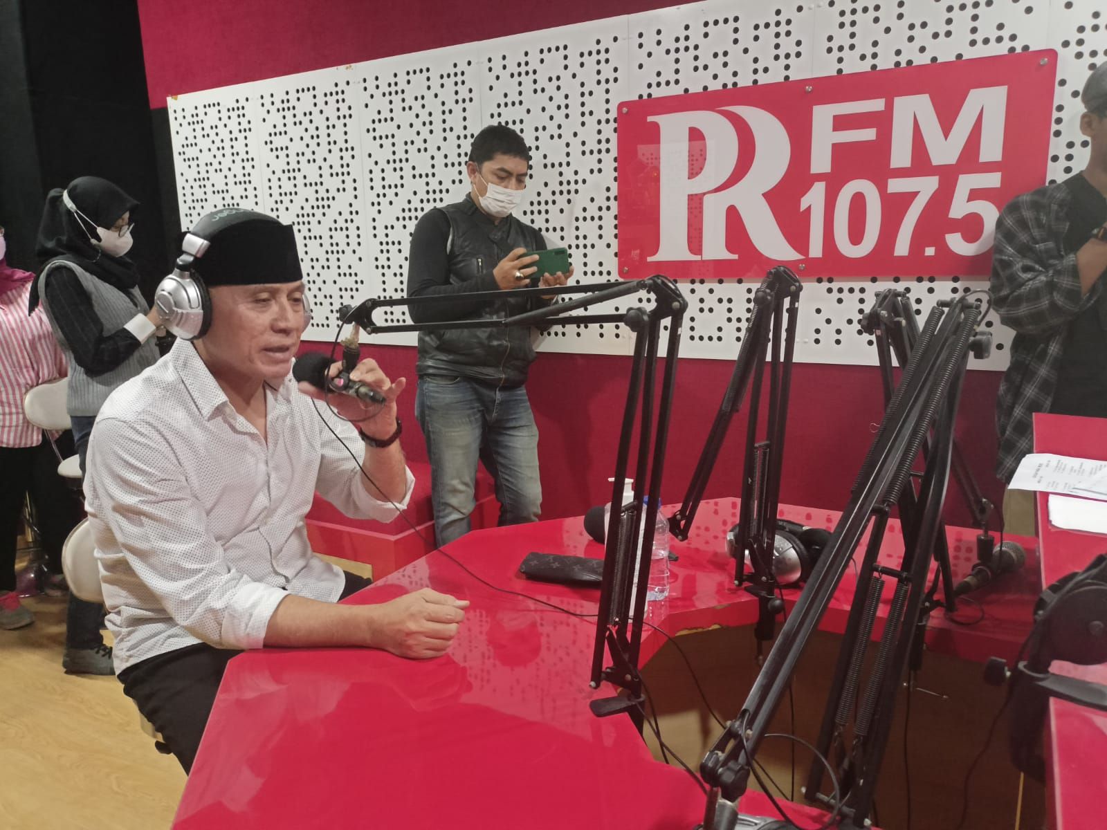 Ketum PSSI, Mochamad Iriawan di Studio Radio PRFM 107.5 News Channel, Minggu 1 Mei 2022.