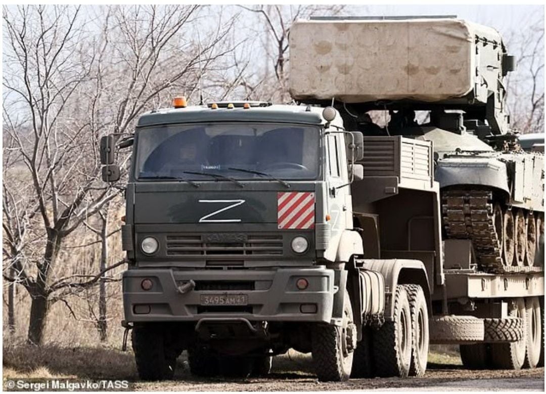 Sebuah truk tentara Rusia yang membawa kendaraan lapis baja mendekati pos pemeriksaan Perekop di perbatasan Ukraina pada hari pertama invasi, 24 Februari.*