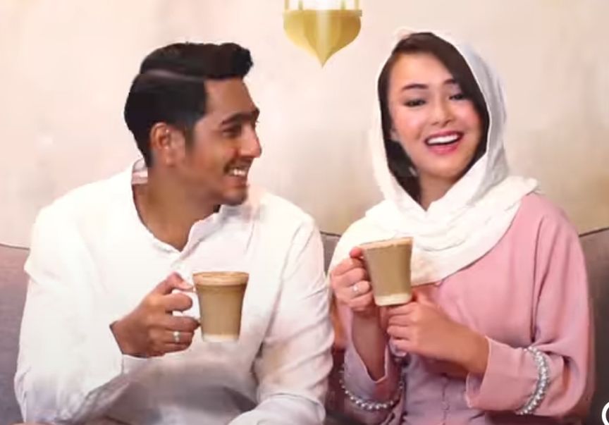 Arya Saloka dan amanda Manopo minum kopi bersama dalam sebuah tayangan iklan.
