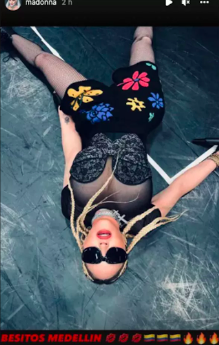 Madonna membagikan kabar terbaru kepada penggemar. Dia membuat penampilan kejutan di atas panggung di konser Maluma Minggu malam