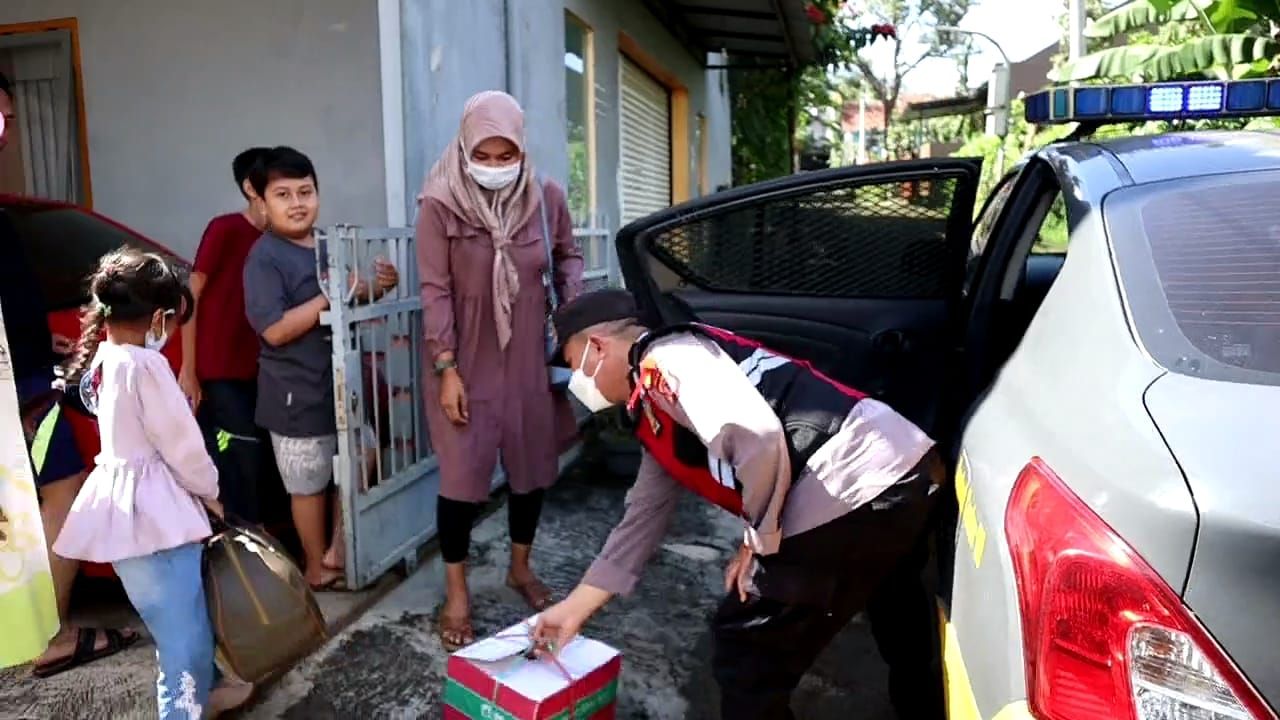 Polisi dari Polresta Bandung bantu antar pemudik yang terlalu lama menunggu jemputan di Cileunyi, Kabupaten Bandung, Selasa Mei 2022.