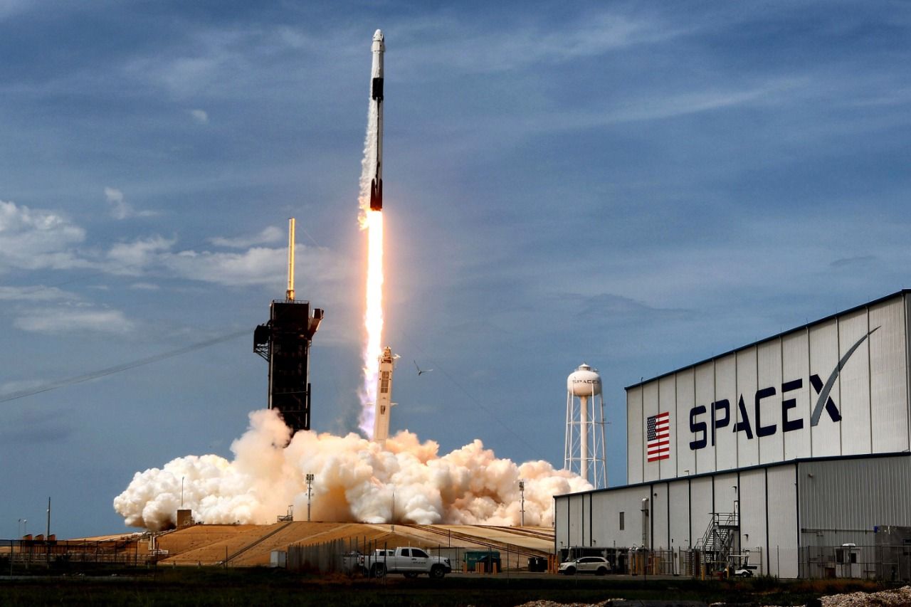 Ilustrasi roket ruang angkasa SpaceX.