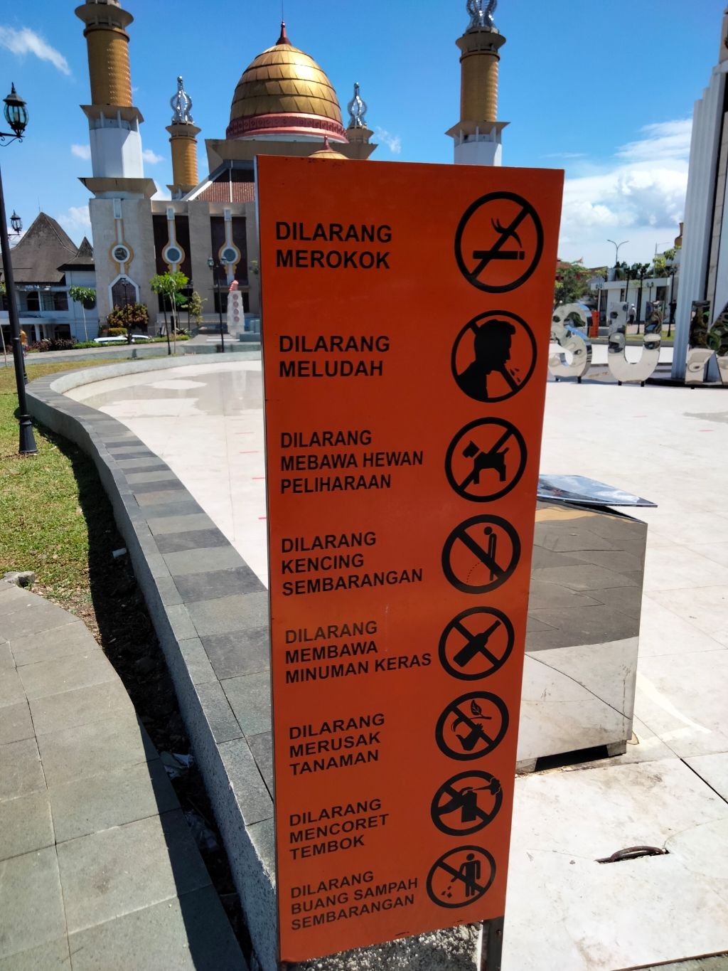 Peraturan sebelum masuk Masjid Agung Sukabumi.