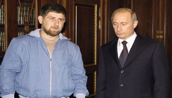 Presiden Rusia Vladimir Putin dan Pemimpin Chechnya Ramzan Kadyrov berfoto bersama pada tahun 2004.*  