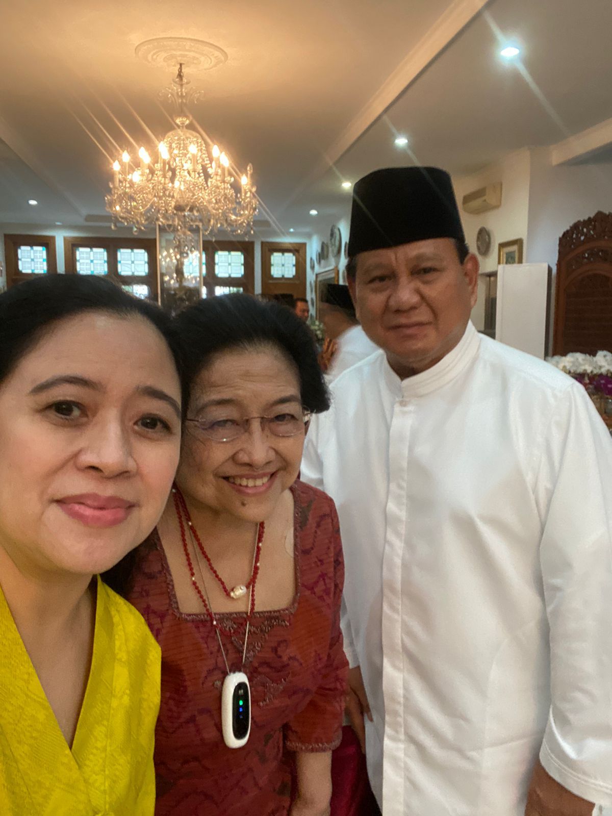Puan, Megawati, dan Prabowo. Puan Maharani membagikan Resep Rendang Ayam yang biasa dihidangkan Megawati saat Lebaran Hari Raya Idul Fitri.