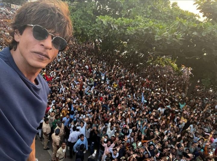 Raja Bollywood Shah Rukh Khan Foto Selfie dengan Ribuan Penggemar