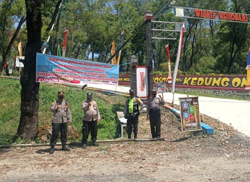 Personel Polsek Geyer saat melakukan penjagaan di pintu masuk obyek wisata Kedung Ombo.