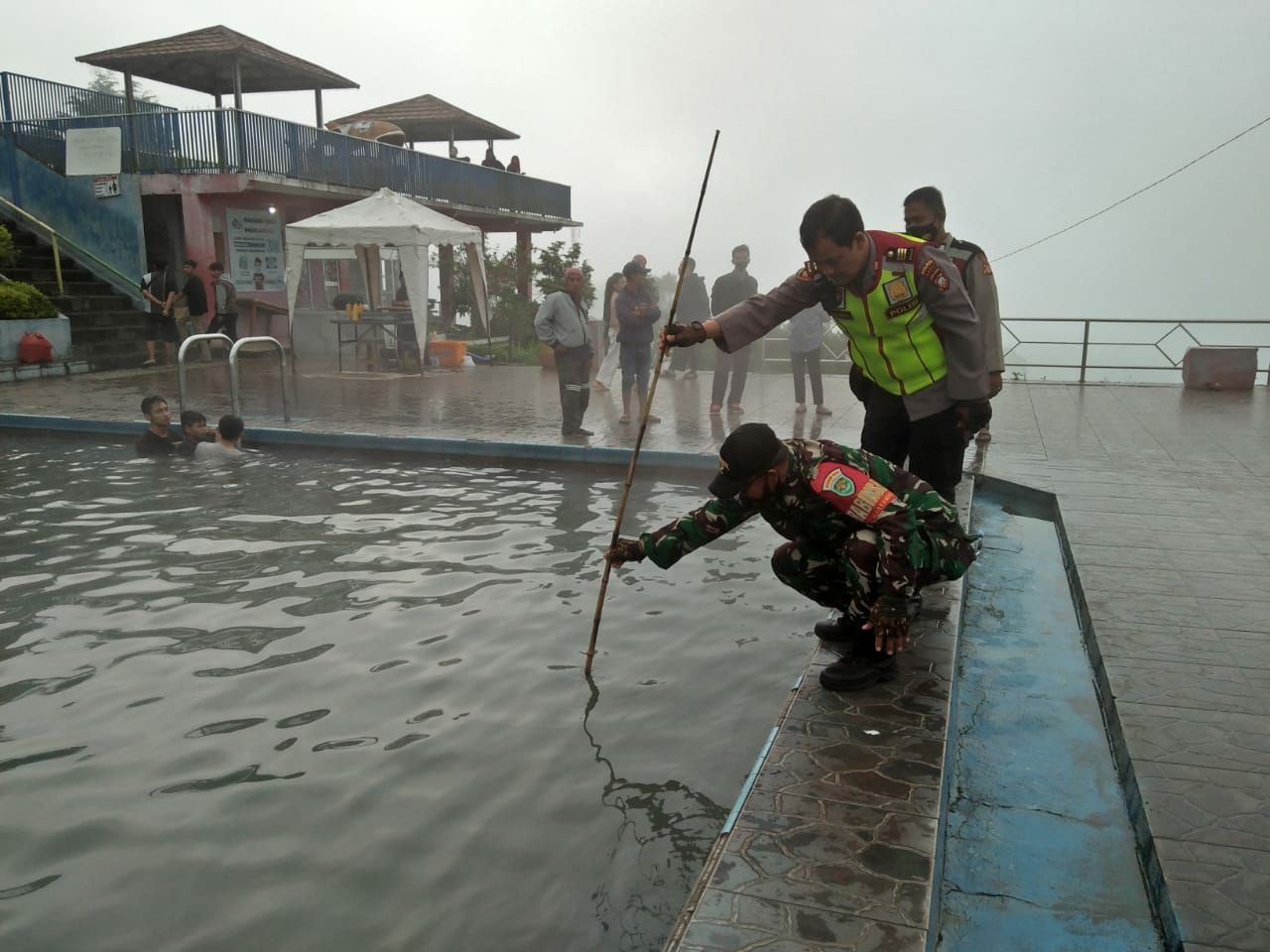 Petugas tengah melakukan olah TKP di kolam renang Puncak Darajat, Kecamatan Pasirwangi, Kabupaten Garut menyusul tewasnya seorang pengunjung asal Majalaya.