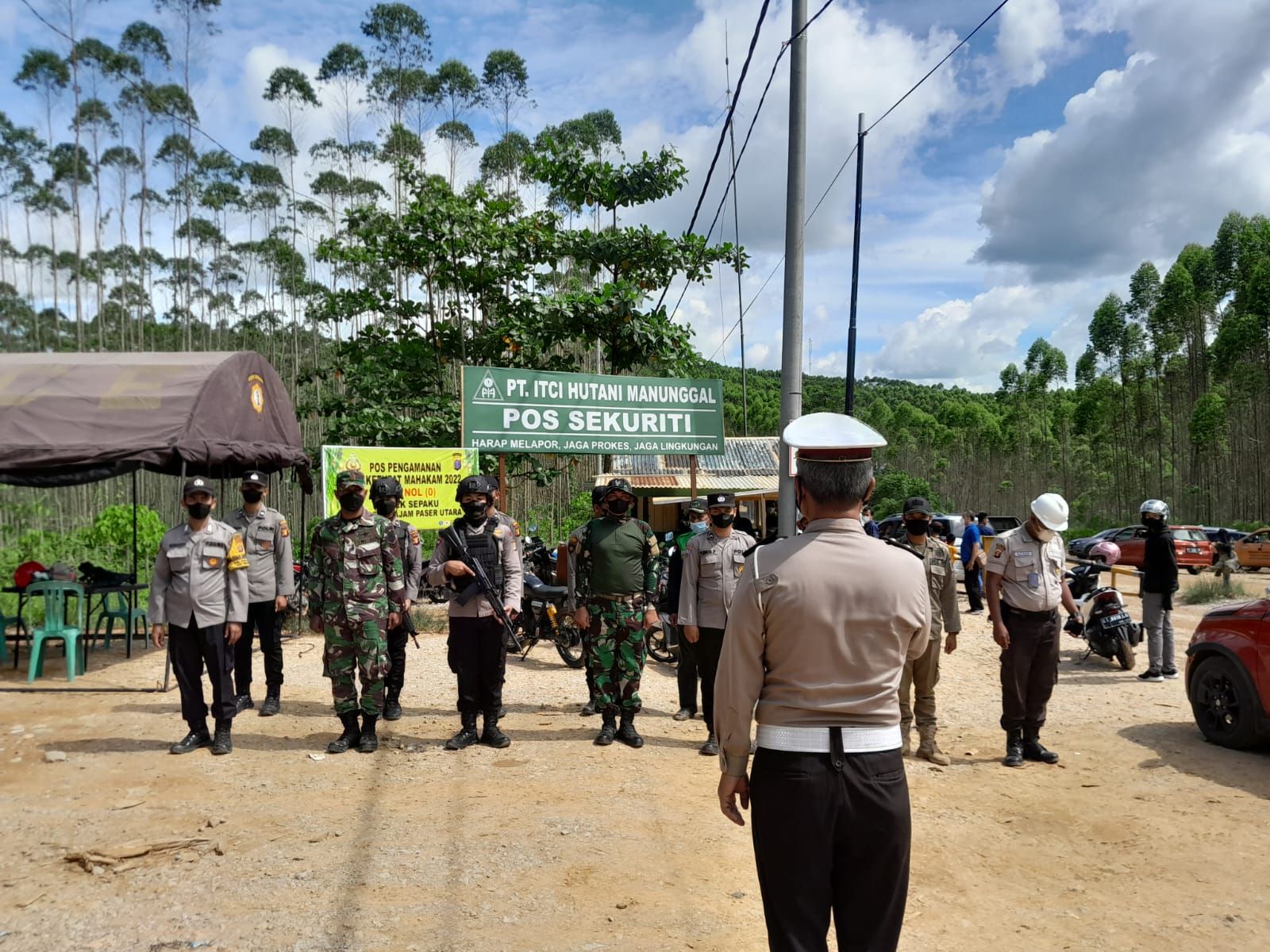 Personel Ops Satgas Nusantara dan Petugas Gabungan TNI, Satpol PP, Security IHM melakukan apel di pintu masuk IKN.