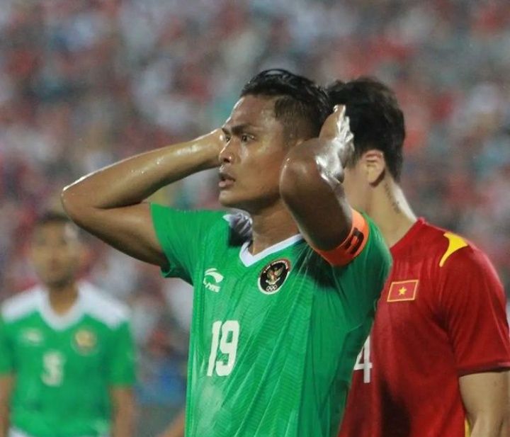 Jalanya pertandingan sempat dihentikan wasit, terjadi keributan antara Rahmad Irianto dan pemain Vietnam