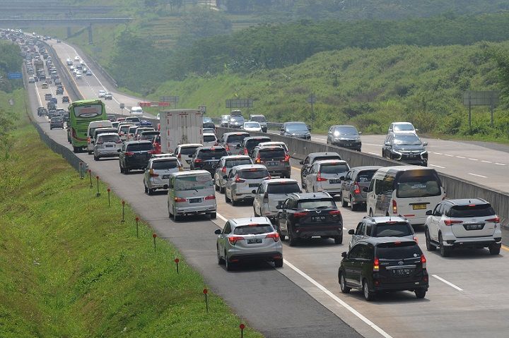 Kendaraan melintas di Jalan Tol Solo-Semarang, Ampel, Boyolali, Jawa Tengah, Jumat (6/5/2022). Arus balik dari arah Solo menuju Semarang pada H+3 Lebaran terpantau meningkat sehingga terjadi kemacetan di KM 473.