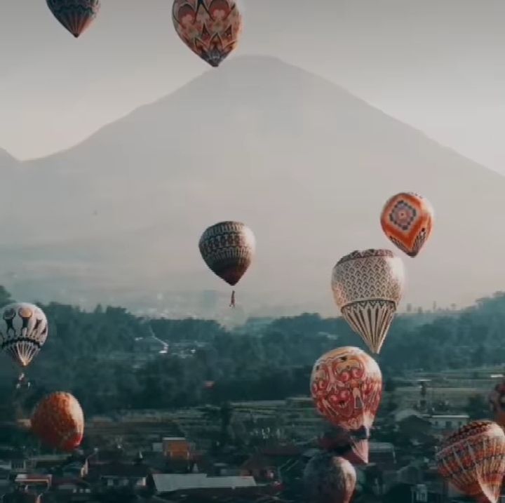 Balon Udara Warna Warni Mengangkasa Berpadu Dengan Alam Pegunungan Indah Wonosobo