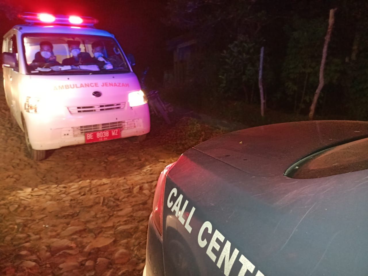 Mobil ambulance yang membawa jenazah Sugeng untuk dipulangkan dari Way Kanan Lampung menuju Desa Kalisalak, Kecamatan Margasari, Kabupaten Tegal