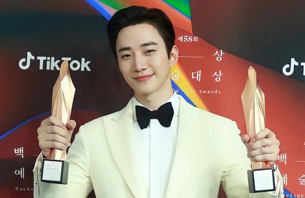 Lee Junho 2PM Jadi Idol K-Pop Pertama yang Sabet Trofi Aktor Terbaik di Baeksang Arts Awards Ke-58